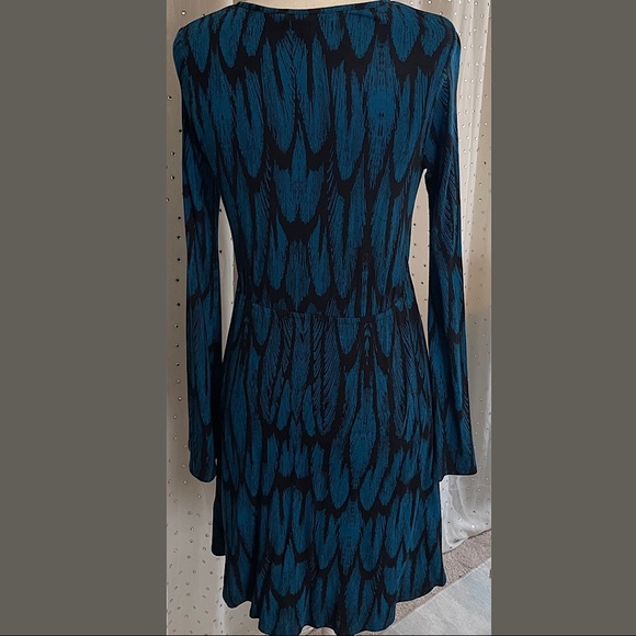 Express blue v-neck dress with feather like pattern - Picture 3 of 9